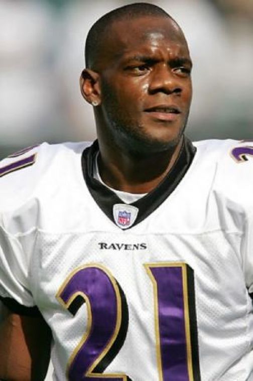 Former NFL Pro Bowler: “I’M DEAD BROKE  … & Living with My Parents”