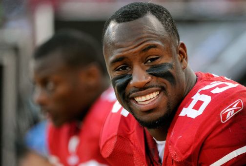 Video: Vernon Davis Shows Off His “Pipes”